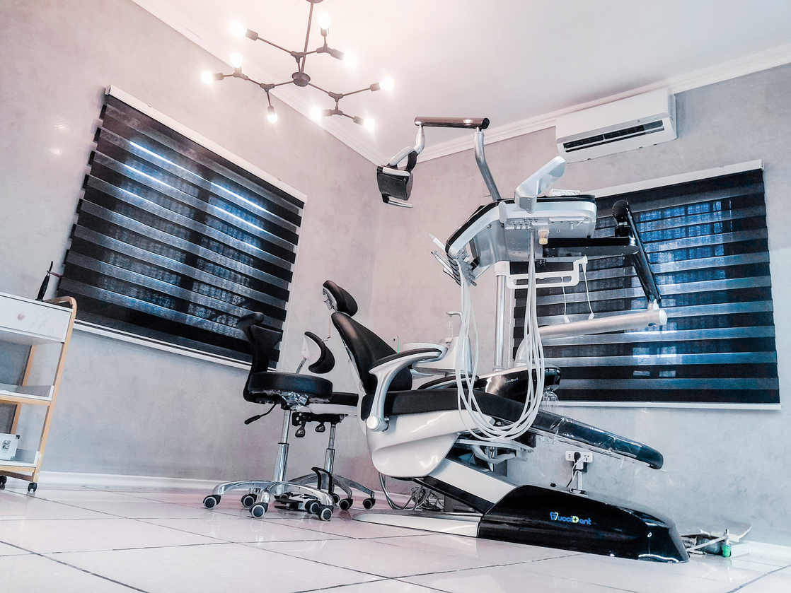 Operatory at V.I.P Clínica Dentária with treatment chair and overhead light