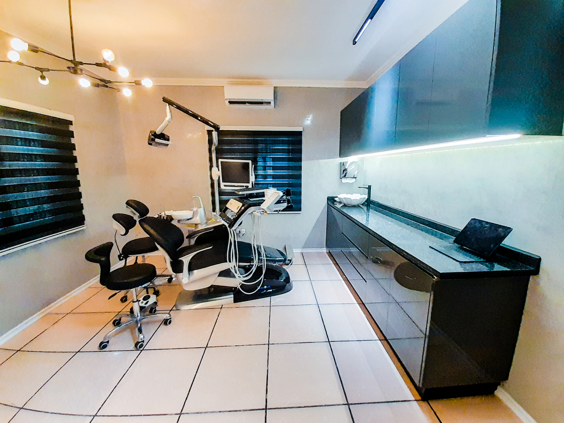 Surgical-ready treatment suite at V.I.P Clínica Dentária