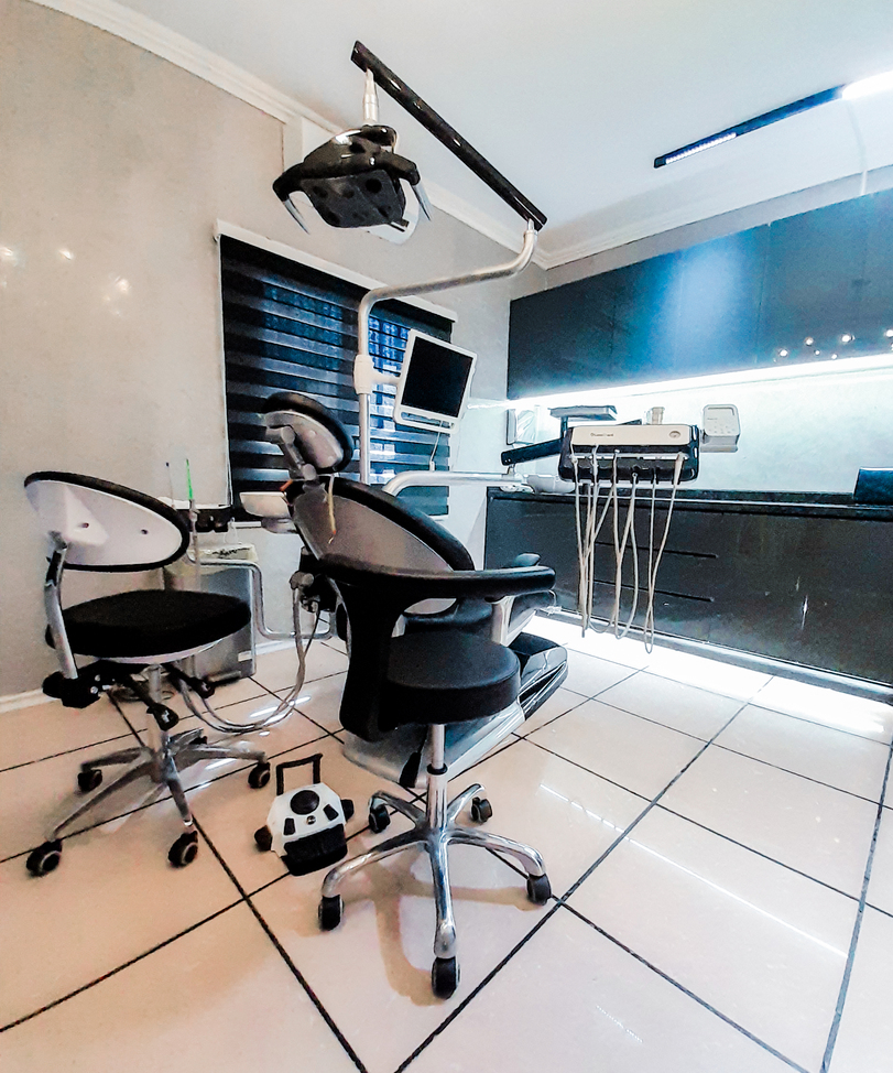Bright, family-friendly treatment room at V.I.P Clínica Dentária