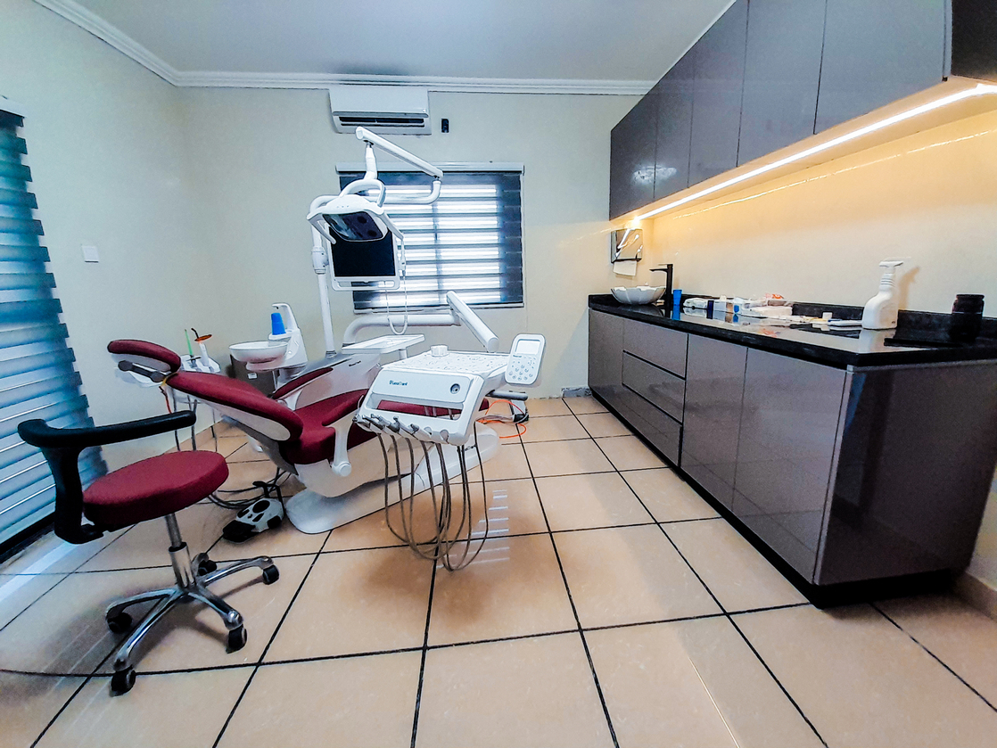 Treatment room at V.I.P Clínica Dentária prepared for a hygiene visit