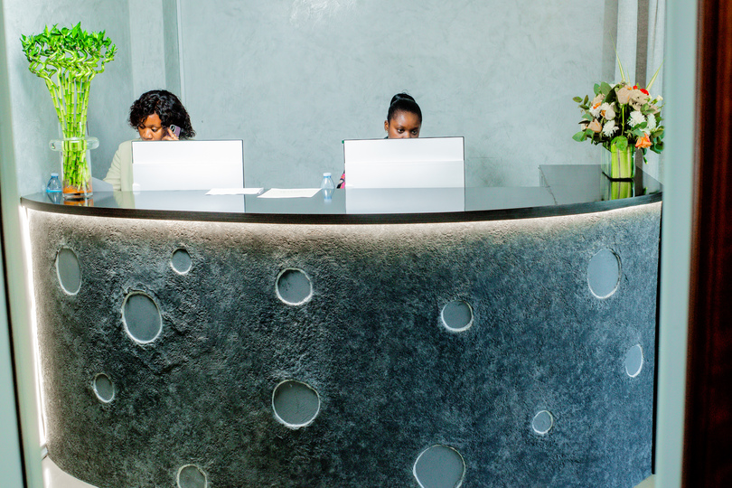 Reception area at V.I.P Clínica Dentária, ready to greet patients