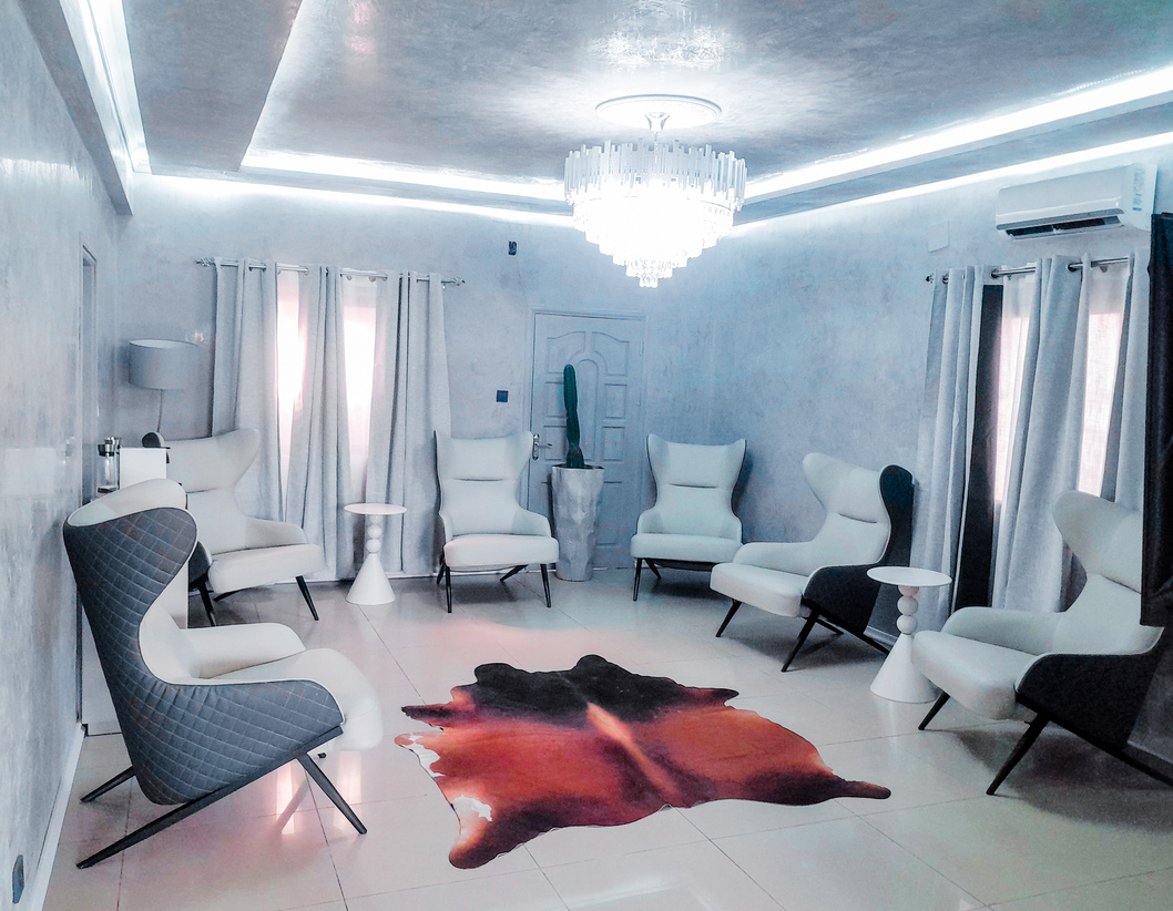 Warm, light-filled waiting area at V.I.P Clínica Dentária