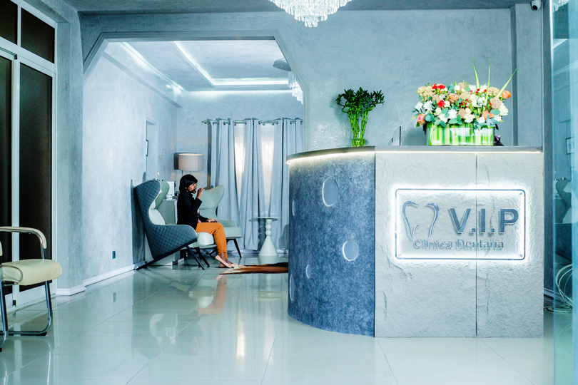 Calm waiting area at V.I.P Clínica Dentária — quiet surroundings before your appointment